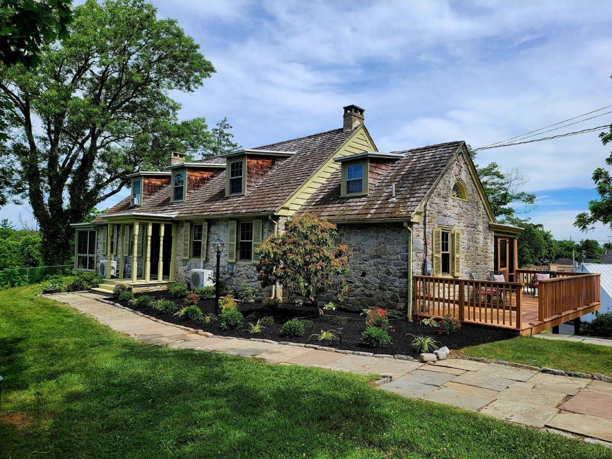 Downingtown Manor - 1900S Farmhouse With Creek Views ภายนอก รูปภาพ