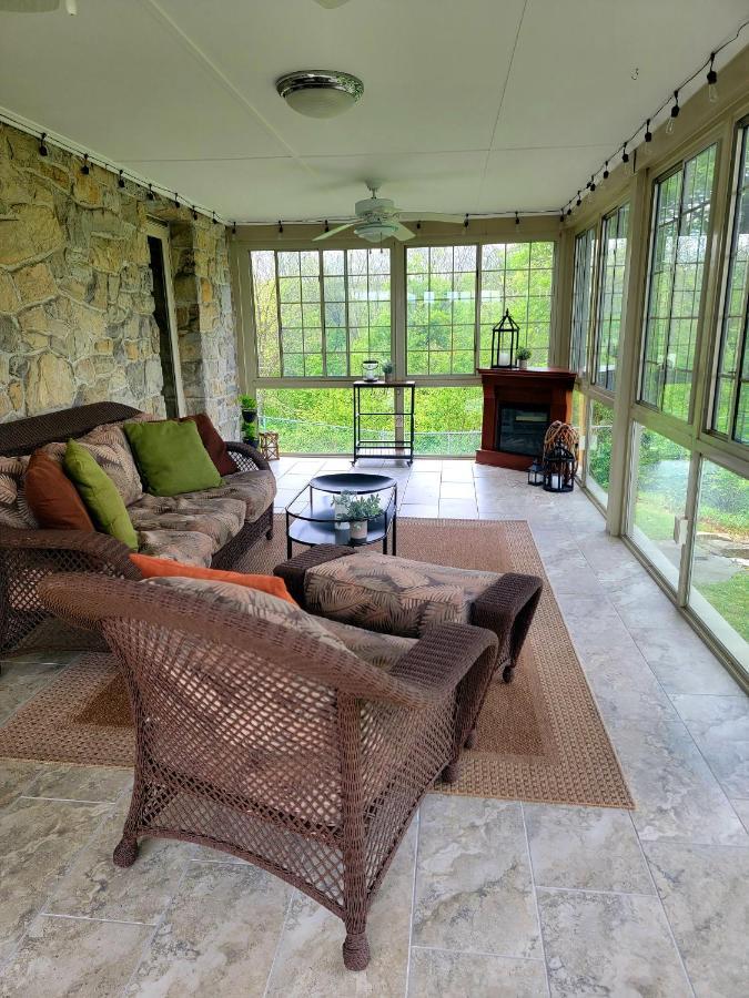 Downingtown Manor - 1900S Farmhouse With Creek Views ภายนอก รูปภาพ