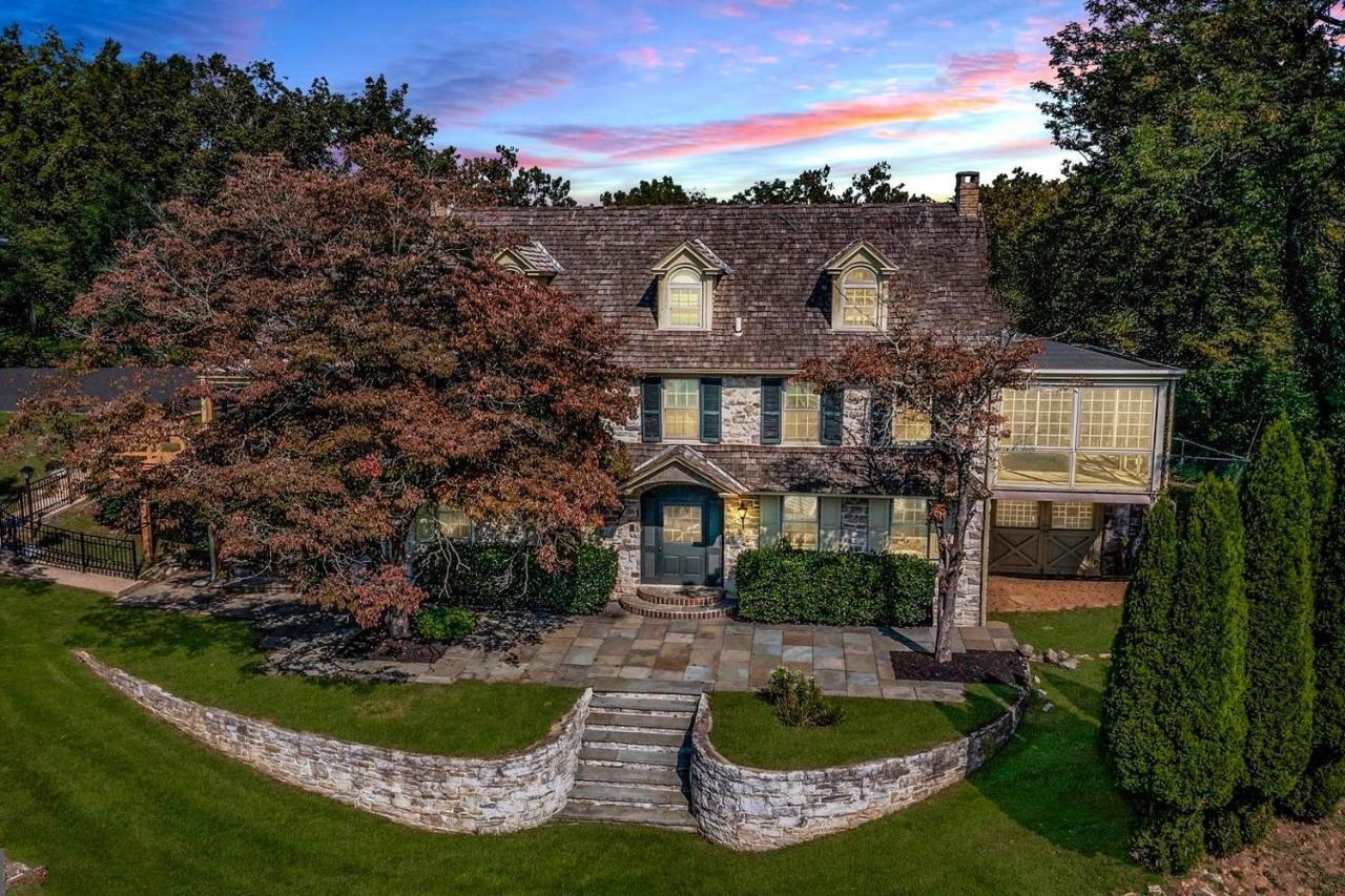 Downingtown Manor - 1900S Farmhouse With Creek Views ภายนอก รูปภาพ
