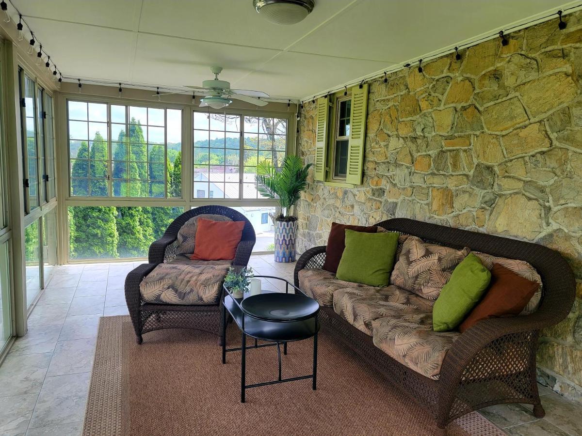 Downingtown Manor - 1900S Farmhouse With Creek Views ภายนอก รูปภาพ